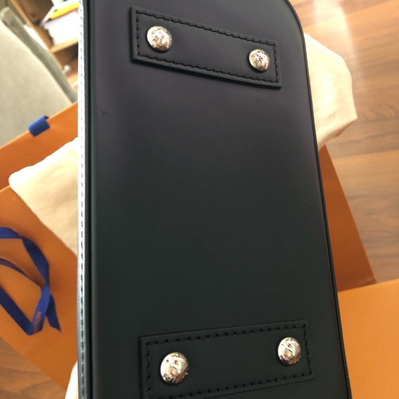 Louis Vuitton Alma BB - Picture 7 of 13